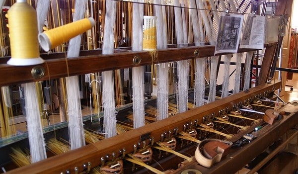 Виробництво тканин, одягу, взуття у світі та Україні